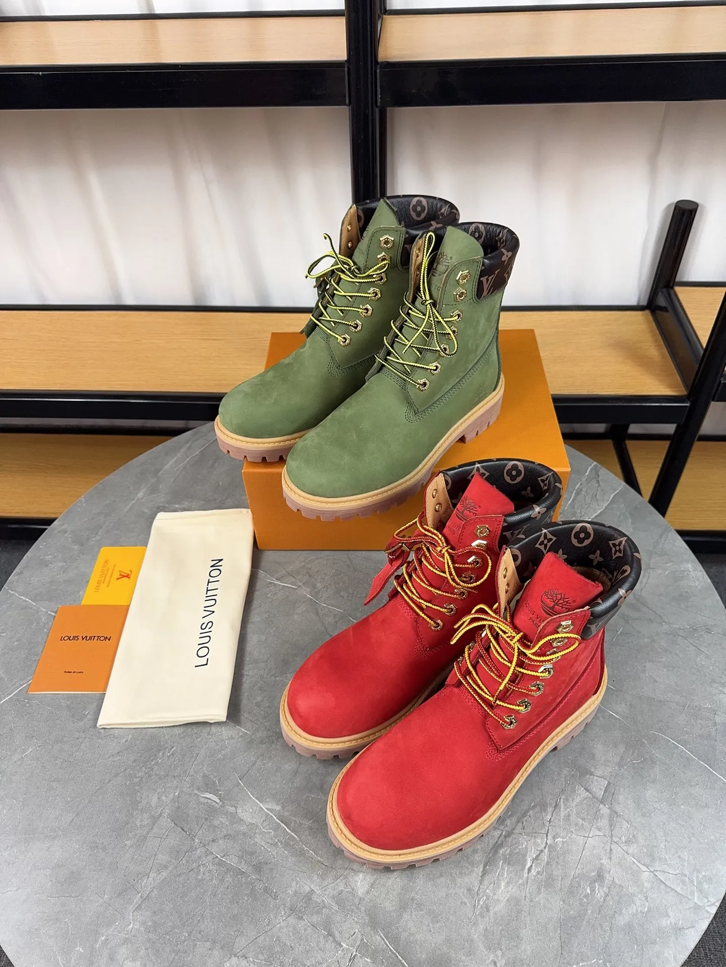 Couple model 💰700 ❤️Top version: Couple model LV x Timberland Timberland joint model Presbyopia Embossed Rhubarb boots Ankle boots Short boots LV x Timberland ankle boots are made of Monogram embossed waterproof nubuck cow leather, relying on the brand's exquisite craftsmanship to carefully reshape the classic Timberland 6-inch boot shape in Italy, and make an eye-catching appearance in 2024 created by Pharrell Williams with American workwear style Autumn and winter menswear show. Monogram embossed tongue, original Timberland laces and outsole are exquisite details, and the leather label expresses the cooperation logo. Exquisite packaging at the delivery counter🛍📦 ▪️Material: Original customized imported first-layer cowhide ▪️Inner lining: Original customized leather lining/mesh lining ▪️Outsole: Original molded anti-slip rubber material ▪️Sole thickness: 3.5CM ▪️Size: Women's 35-40 Men's 39-46
